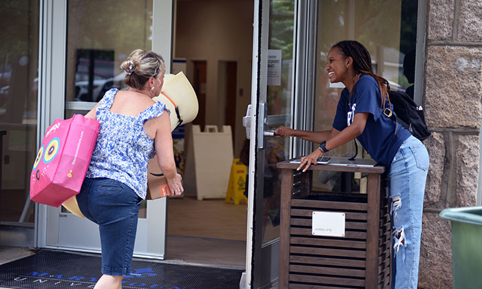 Welcome Week: A Marymount student volunteer assists parents and new Saints on Move-In Day
