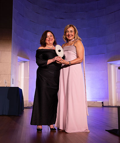 Elaine Levin '89 receives the Distinguished Alumni Award